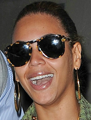 Beyonce Persol 0714.jpg